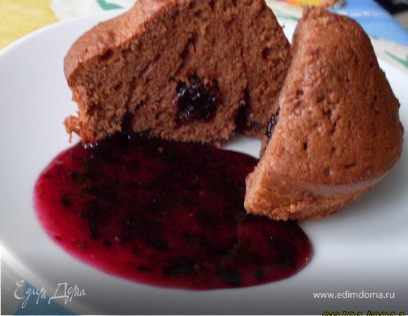 Замороженную смородину размораживаем, измельчаем в блендере.Добавляем сахар или лучше сахарную пудру по вкусу.
Даем остыть маффинам и поливаем смородинкой. Витамины, вкусно- всё сразу.