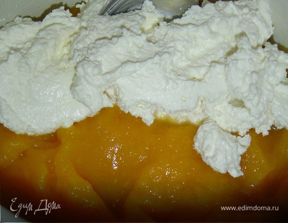 Тыкву печем до готовности и пюрируем при помощи блендера, и смешиваем с протертым творогом,