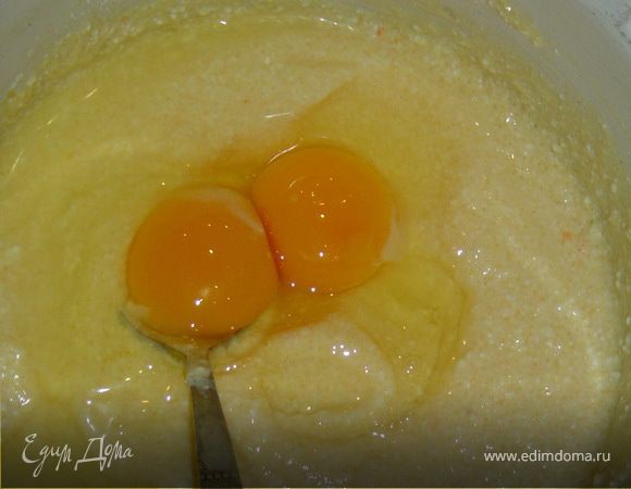 добавляем яйца, сахар, соль, соду, муку 