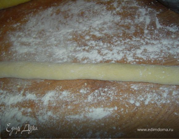 Тесто раскатываем тонкой колбаской