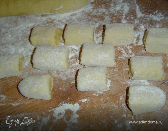 и нарезаем небольшими кусочками, а затем обжариваем во фритюре.