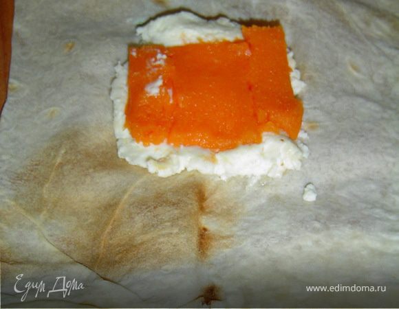 Лаваш нарезаем квадратами, в центр выкладываем творожную массу, на нее тыкву и сверху закрываем творожной массой.