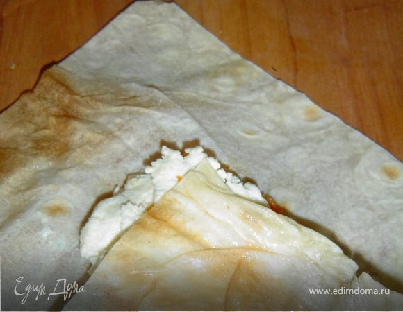 А теперь сворачиваем лаваш конвертиком, смачивая края водой.