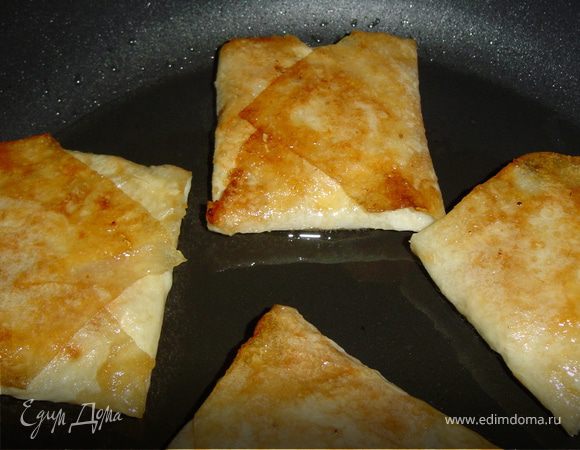  Обжариваем конвертики на оливковом масле с двух сторон.