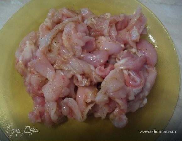 Куриное филе порежьте на кусочки, посолите, поперчите, приправьте специями.