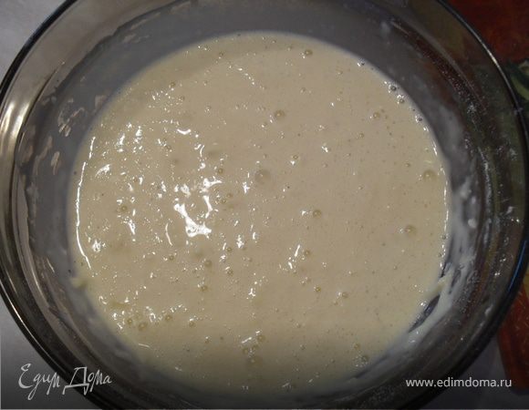 Для заливки натереть 150гр. сыра на крупной терке, сыр переложить в миску, добавить сметану, муку, 3 яйца, соль, перец.Все перемешать.