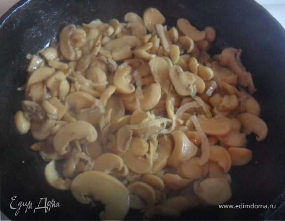 Грибы порезать и обжарить с луком.