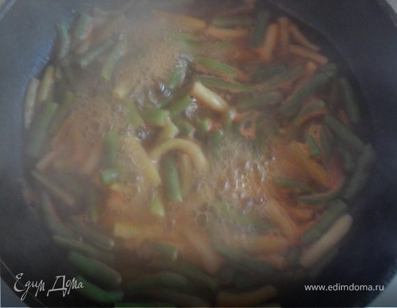 На разогретую сковороду выложите фасоль, добавьте томат-пасту, и ½ ст.воды.Тушите до готовности.

