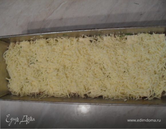 Форму для запекания смажьте маслом. На дно уложите курицу, затем 1/3 заливки, сверху посыпьте кукурузой.Выложите  грибы, вылейте треть заливки.Последними выложите стручковую фасоль и оставшуюся заливку.Посыпьте терин зеленью, уложите ломтики плавленого сыра, сверху посыпьте тертым на мелкой терке сыром (оставшиеся 50гр.).