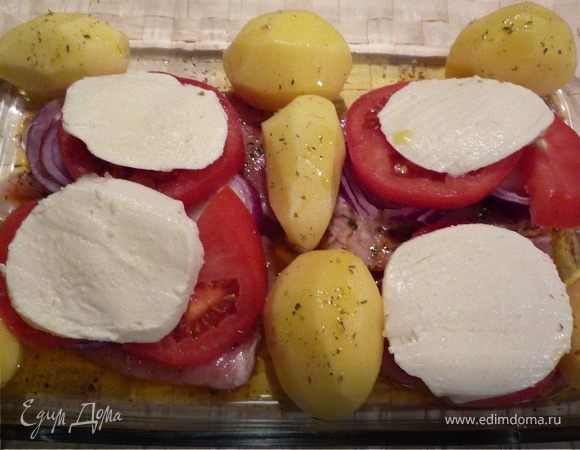 ...а в завершении - сыр. Вокруг выложить картошку, смазать ее оливковым маслом и посыпать орегано. Запекать в духовке 30 мин.