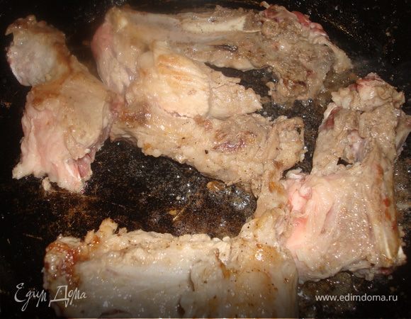 Обжарим на растительном масле ребрышки. (подсоленные и проперченные)
Отложим их в хорошо разогретую чугунную посуду, в которой и будем тушить нашу капусту.