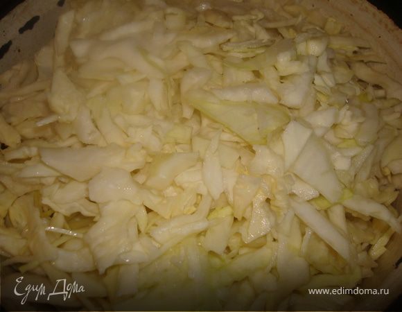 Шинкуем капусточку. Слегка перемнем ее с солью, и на осташемся масле от ребрышек обжарим тонко накрошенный лук, и морковочку - тертую, или нарезанную - соломкой.Выкладываем поверх ребрышек капеусточку. Еще немного перчим, и солим (все по вкусу)Добавим немного пива, так что б и не покрывало, но и не было сухо - плюс сок, который пустит капуста нужно учитывать