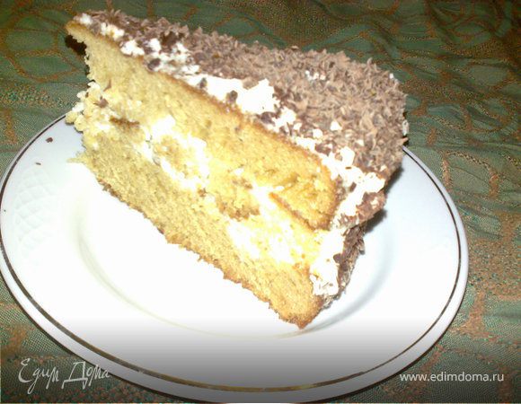 Корж разрезать на несколько частей. Собрать торт, смазывая коржи кремом и посыпая шоколадом. Поставить в холодильник минимум на 3 часа.