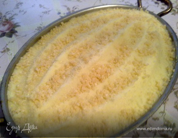 3. Слить картошку, растолочь в пюре, добавить сливочное масло, оставшиеся сливки. Когда пюре готово, выложите его ложкой на рыбу и примните сверху вилкой. Сверху посыпать тертым пармезаном. 