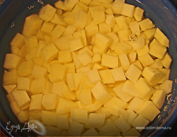 Пока варится перловка, режем кубиками картофель и очень мелкими кубиками огурцы.