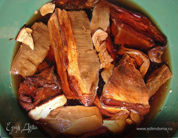 Вымоченные грибы промыть, порезать и отварить почти до готовности (в микроволновке на это уходит 5-7 минут)