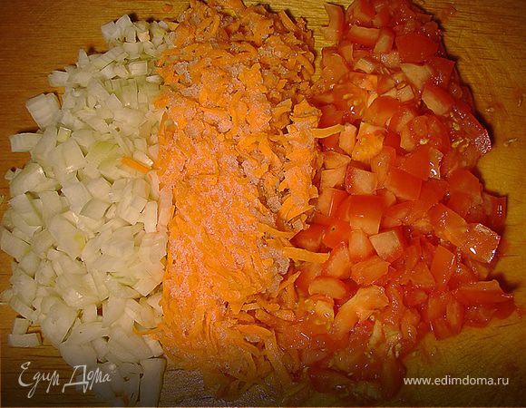 Лук, морковь, корень сельдерея и помидоры поставить пассировать на растительном масле (помидоры добавить в последнюю очередь).