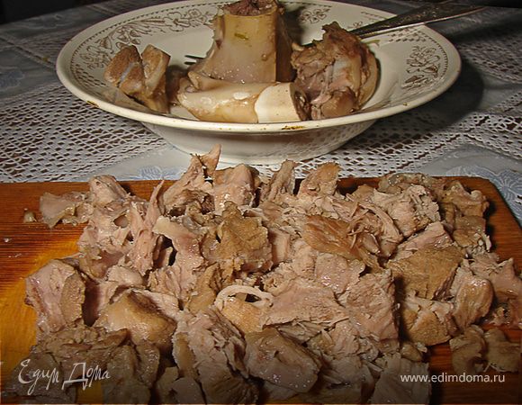 Еще через 10 минут достаю готовое мясо и загружаю картофель. Когда картофель почти готов (10-15 минут) отправляю вариться пассировку и огурцы, и, конечно, не забываю отправить туда мясо.