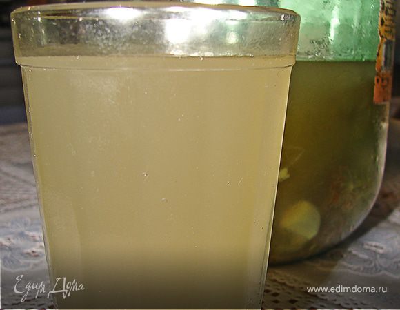 Через пару минут вливаем рассол. У меня на 5-ти литровую кастрюлю уходит 3 стакана, но это на ваш вкус, я могу и больше добавить:)
Через пару минут выключаем огонь и даем супу настояться.
Приятного аппетита!