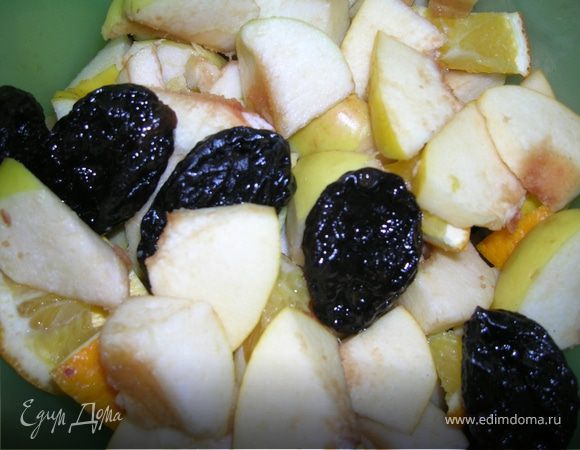 Замочить чернослив в коньяке. Рекомендую сделать это заранее (за несколько дней). Если заранее не получится - то хотя бы на несколько часов. Нарезать яблоки, айву, апельсин кусочками. Смешать фрукты с черносливом в коньяке.