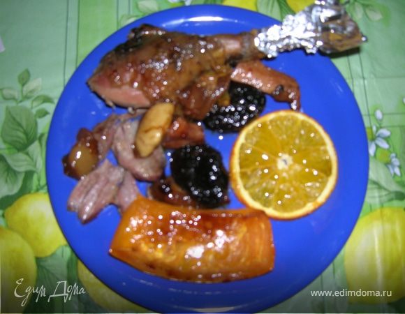 Соль смешать с перцем и можжевеловыми ягодами и натереть птицу внутри и снаружи. Засунуть половину начинки в брюшко, после операции зашить аккуратно. Птица готова к жарке.
В жаропрочную форму положить птичку, поставить в духовку, налить в форму вино. Накрыть фольгой.
Включить духовку и выпекать при температуре 150 градусов около часа.
Затем увеличить температуру до 170-180 градусов и выпекать еще 2 часа. За 30-40 мин до готовности положить рядом с гусем оставшуюся начинку. 
Снять фольгу. Намазать медом, положить несколько долек апельсина сверху. когда корочка зарумянится - выключаем духовку и ждем гостей (или гости ждут). Из моего опыта рекомендую начинки в качестве гарнира сделать побольше, очень вкусно получается. 
