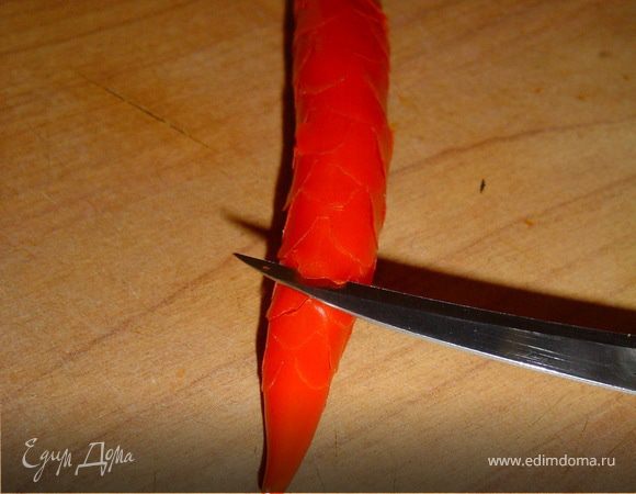 Цветы из острого перца Перец красный жгучий Располагать их надо в шахматном порядке, уменьшая размер лепестков к острию. Когда будут готовы все лепестки, перец помещаем в холодную воду.