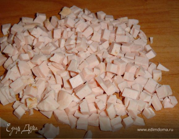 Снимаем оболочку с вареной колбасы и нарезаем мелкими кубиками.