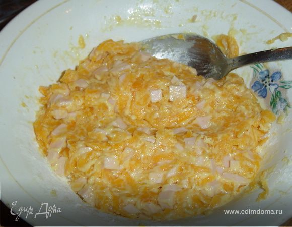 Желтки растираем со сливочным маслом,соединяем с тыквой, колбасой, взбитыми белками,солим, перчим и добавляем муку.Тщательно перемешиваем.