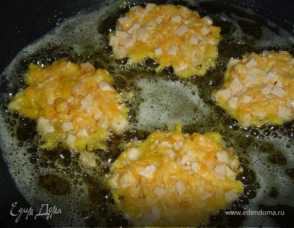 Выкладываем оладьи ложкой на разогретое масло. Обжариваем с двух сторон.