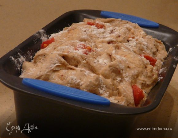 Смешать муку, дрожжи, перец черный и паприку. Добавить воду и замесить эластичное тесто. Месить минут 5-10, в процессе добавить соль.
Смазать миску маслом и накрыть тесто пленкой на 1 час.
Теперь вмешать довольно быстро кусочки груши и перца, текстура получится неровная.
Смазать форму, выложить тесто, ножницами сделать надрезы сверху на тесте и присыпать немного мукой.
Оставить на минут 15 еще раз подняться.
Духовка 180С, печь 50 минут. Дать остыть на решетке