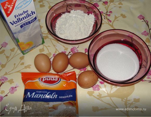 Маргарин, сахар и яйца взбиваем миксером до однородной массы. Муку просеять и смешать с разрыхлителем. Смешать обе массы в однородную, добавить к ней молотые орехи и молоко. Тщательно перемешать.