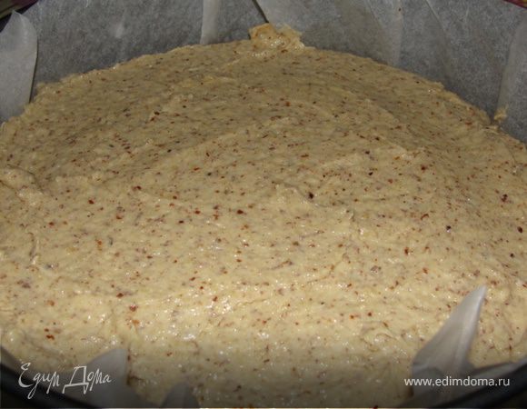 Духовку разогреть до 180 градусов. Тесто выложить в круглую форму для выпечки, застеленную бумагой. Выпекать пирог 60 минут. 