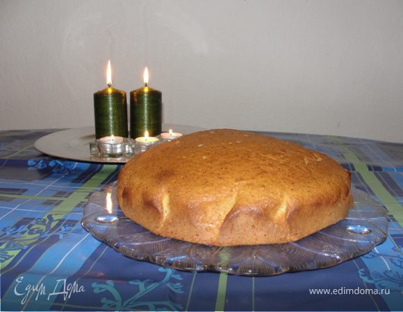 Проверяем длинной палочкой или зубочисткой, если тесто не липнет, пирог готов.