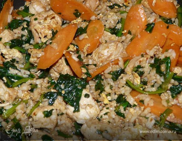 Влить соевый соус и посыпать кокосом (мне больше нравится) или кунжутом. Потушить пару минут.