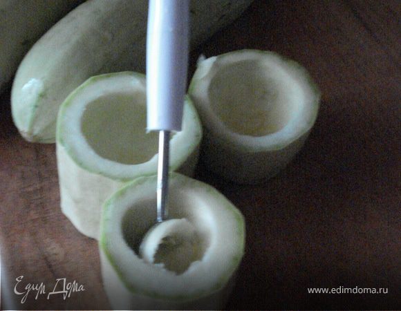 Кабачки (2,5 шт.) моем, режем поперек на несколько частей (в зависимости от размера кабачка), вынимаем из середины мякоть так, чтобы осталось дно.