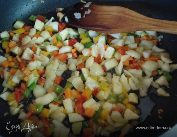 Измельчаем кабачок (внутреннюю часть), лук, сладкий перец и помидор.Обжариваем все на растительном масле.