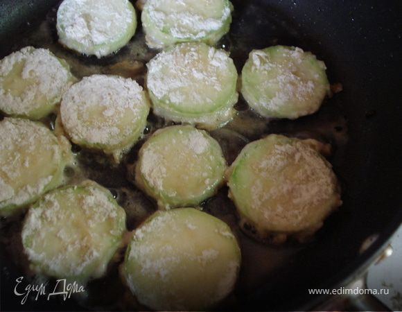 "Стаканчики" из кабачков смазываем внутри сливочным маслом и немного присаливаем и отправляем в духовку запекать при температуре 180 гр. 20-25 минут. Оставшуюся половину кабачка нарезаем кружочками,обмакиваем их во взбитом яйце, затем в муке и обжариваем.