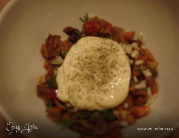 В обжаренные овощи добавляем мелко нарезанный чеснок, зелень,сметану и сухие травы, перемешиваем. Начинка для кабачков готова.