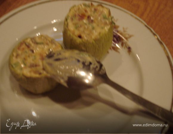 Фаршируем овощной начинкой "кабачковые" стаканчики,устанавливаем их на листья салата и накрываем обжаренными кружками кабачков.