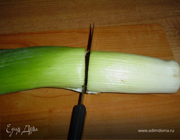 Отступаем от корня лука-порея 10-12 см и отрезаем заготовку.