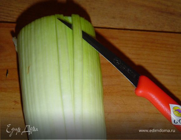 Ножом рассекаем слои лука на лепестки.И делаем это в шахматном порядке.