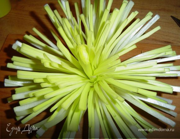 При желании можно придать кончикам лепестков треугольную форму, обрезав их ножницами. Можно завить лепестки, для этого надо прижать пальцем у основания внешнюю сторону лепестка к тупой стороне лезвия ножа, и протянуть лепесток через лезвие до конца. Лепесток, при этом, расправится и завьется.