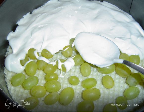  Для этого смешиваем яичные желтки, сахар и взбиваем до загустения.
Замачиваем желатин в холодной воде, а затем растворяем, нагревая на слабом огне. Охлаждаем и смешиваем с желтками.
 Взбиваем сливки до устойчивых пиков и добавляем в уже полученную массу.
Взбиваем белки и аккуратно вводим их в суфле.Берем вафельные коржи, помещаем первый в разъемную форму и выкладываем на него виноград.На виноград выкладываем суфле.