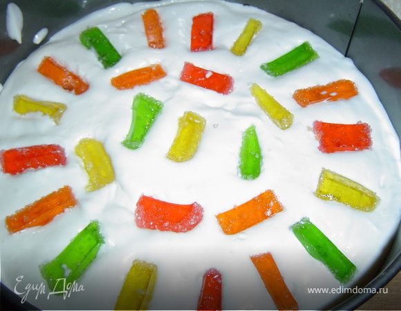 Нарезаем небольшими кусочками мармелад и кладем его на суфле.Накрываем вторым коржом и немного придавливаем, после этого отправляем в холодильник для застывания суфле.