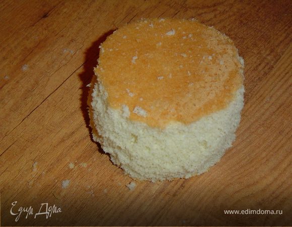 Готовим крем из масла и сгущенки, взбивая их до образования пышной массы.Я испекла больше бисквита и из излишков сделала украшение. Для этого вырезаем круг из бисквита и часть бисквита измельчаем. Измельченный бисквит соединяем с кремом и выкладываем на бисквитный круг, формируя шарик.И отправляем в холодильник для застывания.