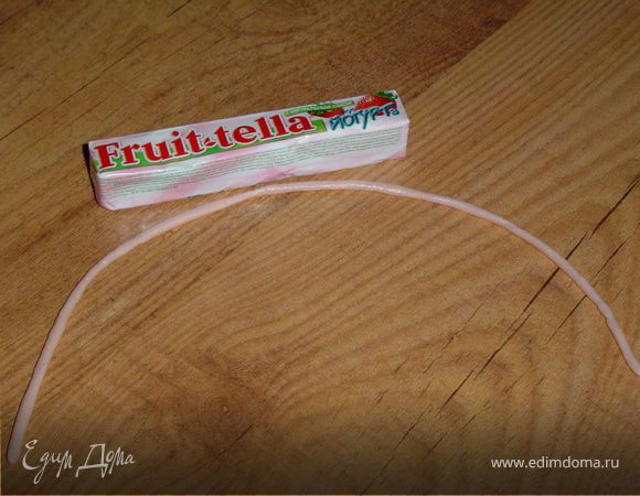 Пока шарик застывает, лепим из Фрутеллы "нитки",а когда шарик застынет, наматываем "нитки" на шарик.Таким образом мы получаем "клубок ниток".На клубок усаживаем ранее изготовленного котика.