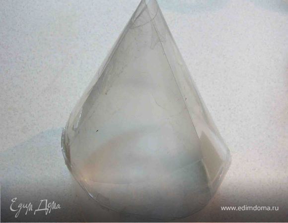 Пока тесто лежит в холодильнике, я занялась нашей елочкой. Я взяла плотную пластиковую пленку и при помощи скотча и ножниц сдела конус.