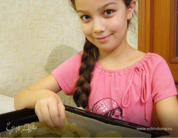 Из теста сделала колечки разных диаметров. Моя дочка украсила печенье миндальными лепестками.