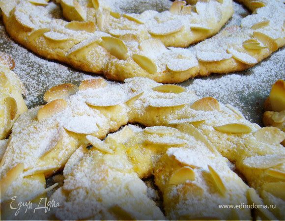 Пока печенье не остыло, обсыпала его сахарной пудрой.