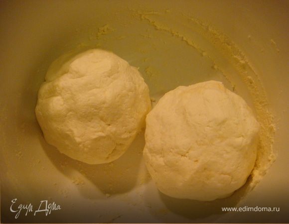 Далее я обычно делю творожную массу на две части, из одной делаю сырники, из другой - ленивые вареники. Для сырников добавляю по желанию изюм, еще раз хорошо вымешиваю и формирую массу в толстую колбаску, делю с помощью ножа на 4 части и каждую получившуюся толстенькую лепешечку обваливаю в муке со всех сторон.
